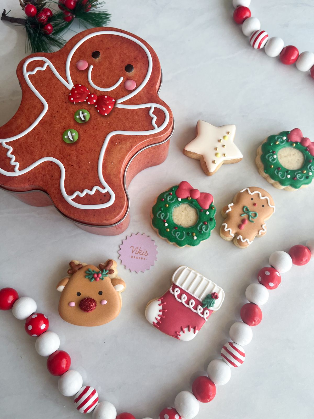 Caja con diseño rellena con galletitas
