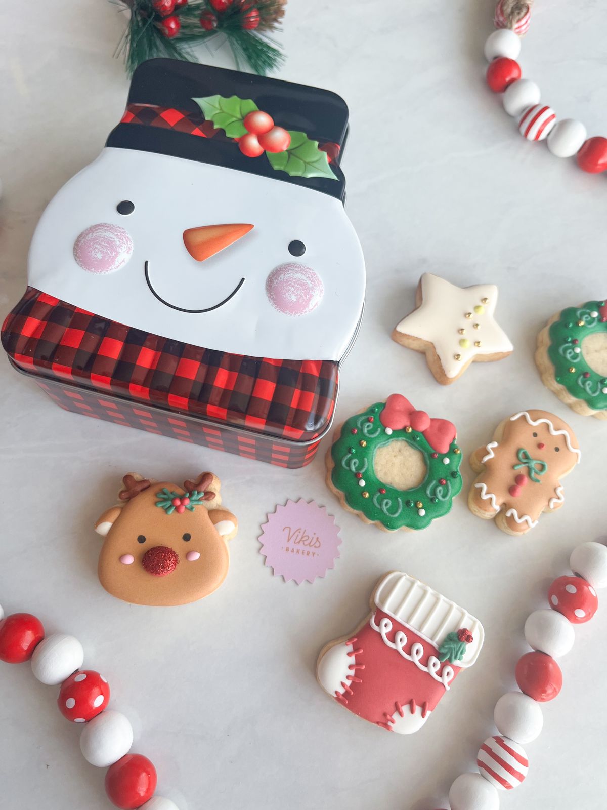 Caja con diseño rellena con galletitas