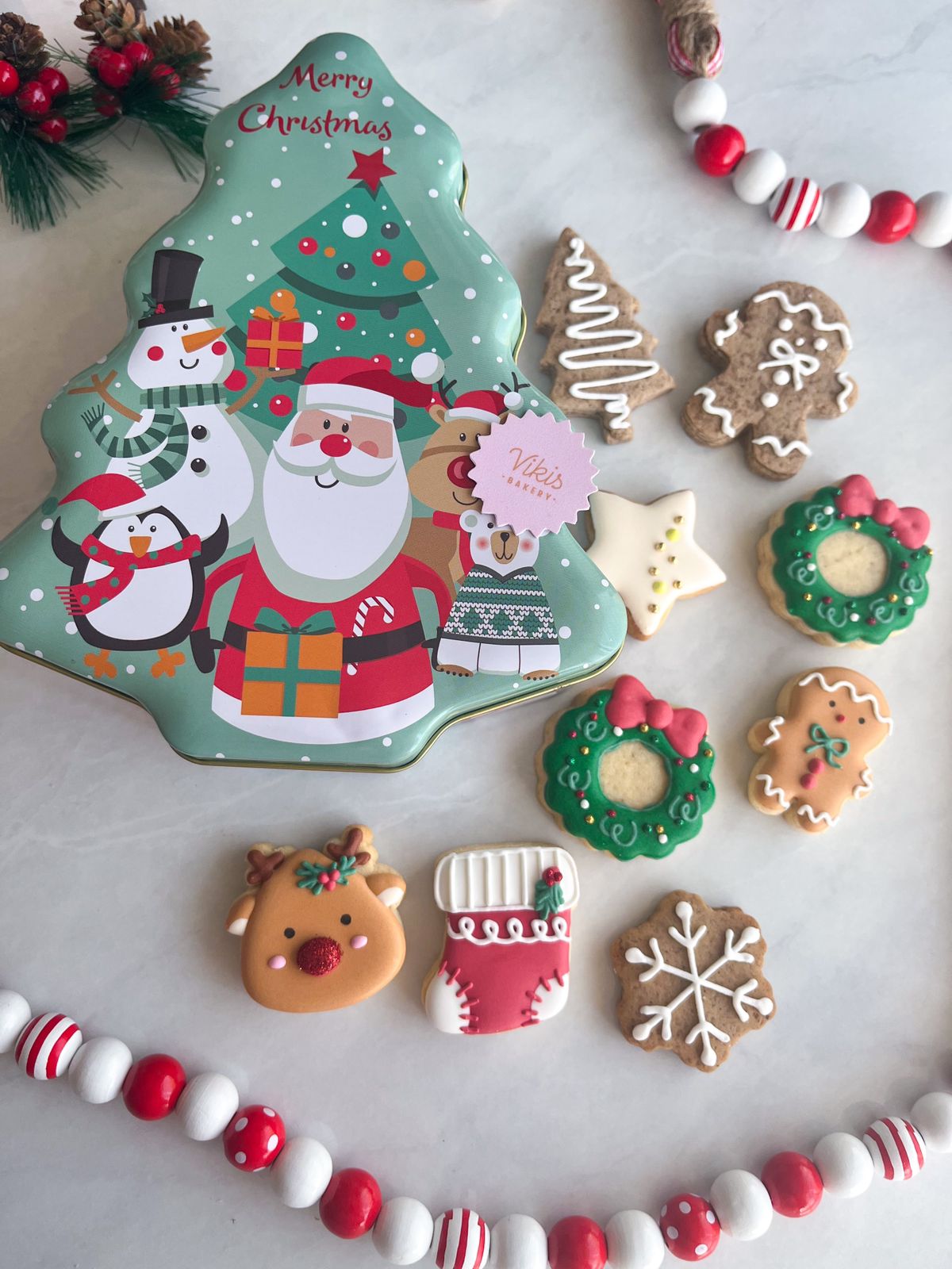 Caja con diseño rellena con galletitas